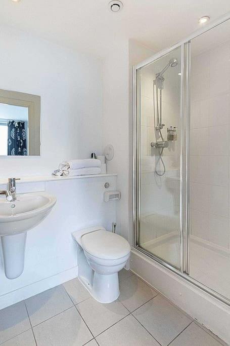 Modern 2 Bed Apartment With Stunning Seaside View EDI Buitenkant foto